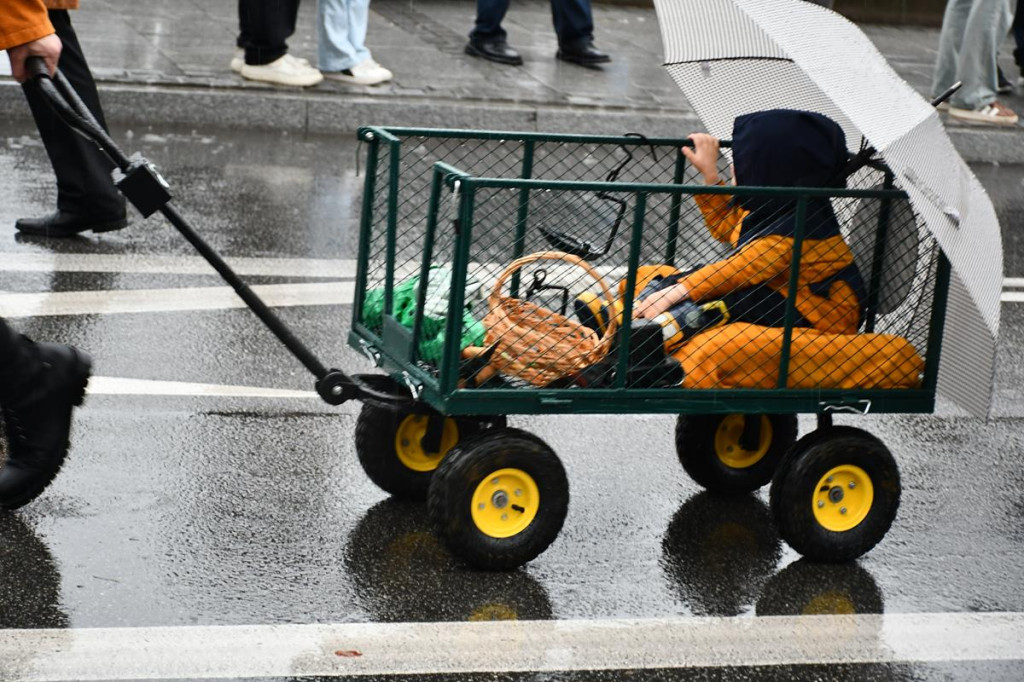 Z parasolami, w kurtkach przeciwdeszczowych  [FOTO]