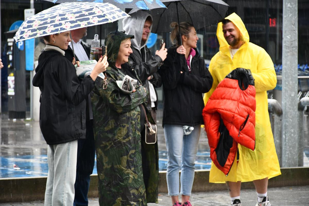 Z parasolami, w kurtkach przeciwdeszczowych  [FOTO]