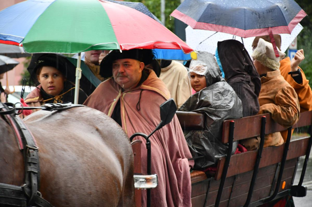 Z parasolami, w kurtkach przeciwdeszczowych  [FOTO]