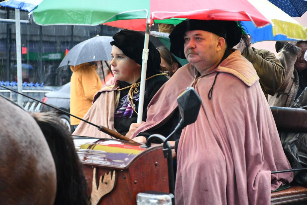 Z parasolami, w kurtkach przeciwdeszczowych  [FOTO]