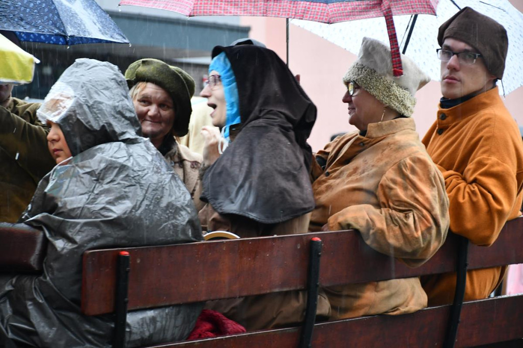 Z parasolami, w kurtkach przeciwdeszczowych  [FOTO]