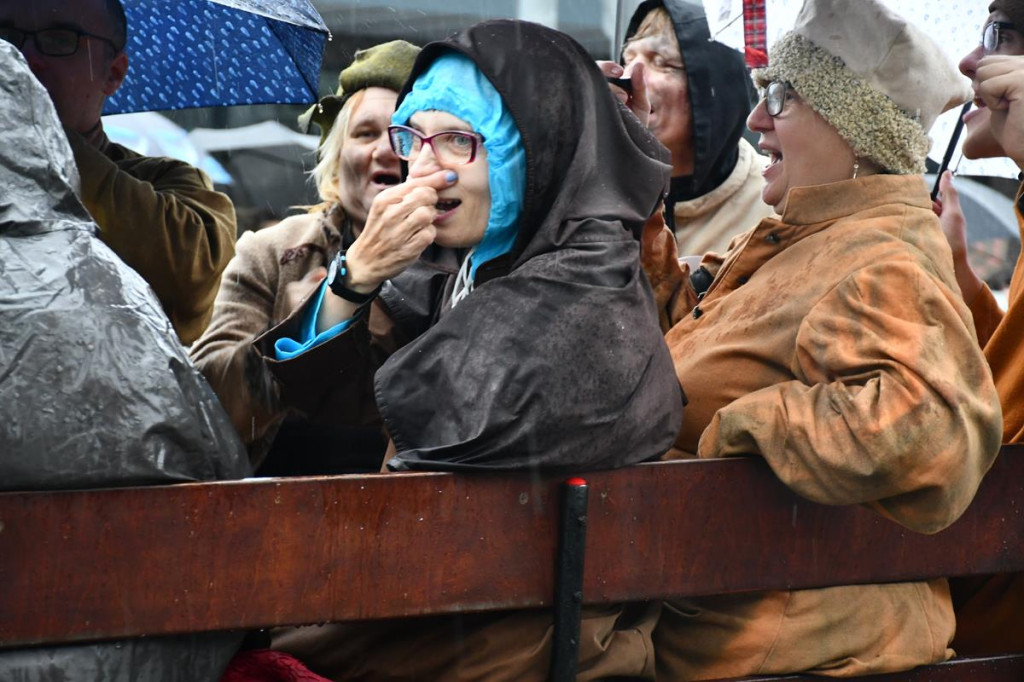 Z parasolami, w kurtkach przeciwdeszczowych  [FOTO]