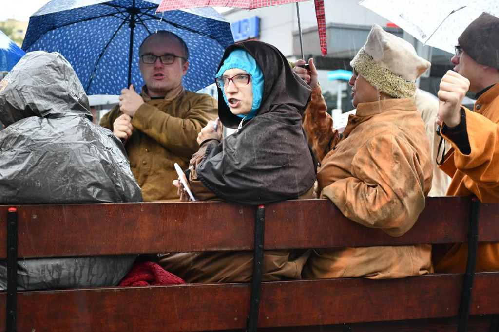 Z parasolami, w kurtkach przeciwdeszczowych  [FOTO]