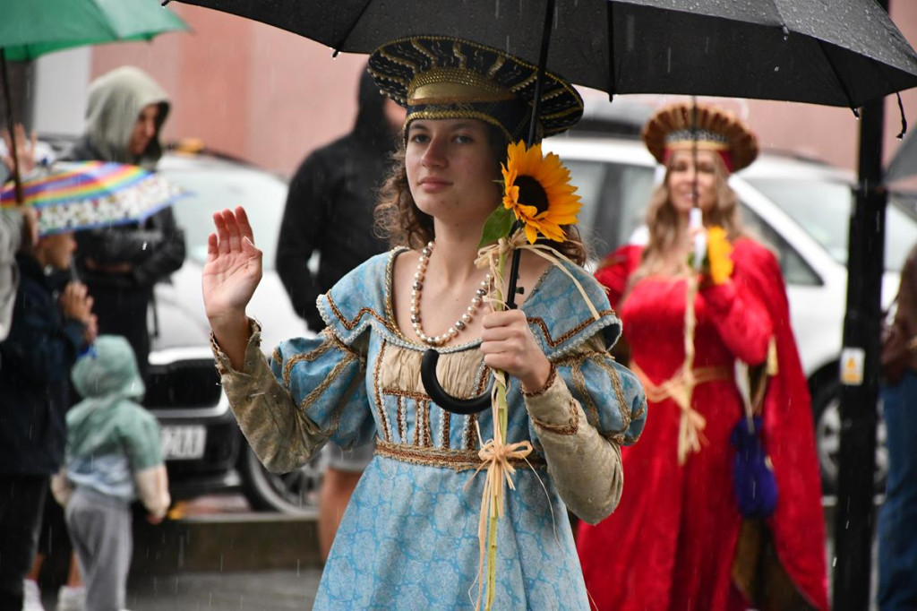 Z parasolami, w kurtkach przeciwdeszczowych  [FOTO]