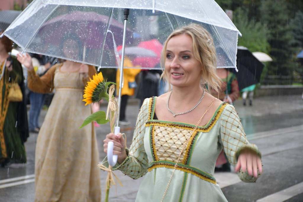 Z parasolami, w kurtkach przeciwdeszczowych  [FOTO]