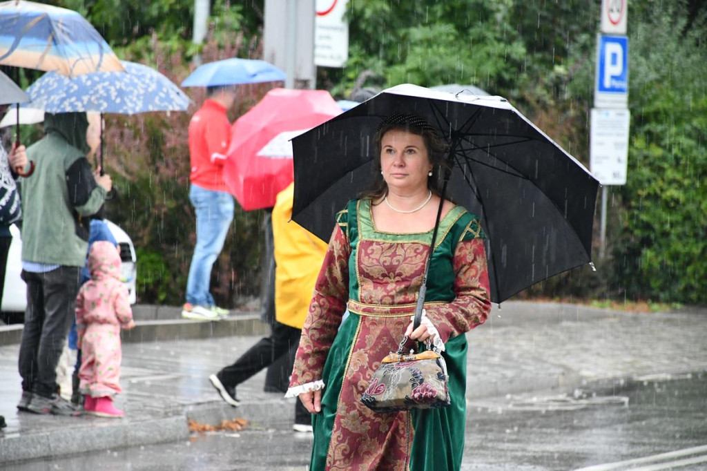 Z parasolami, w kurtkach przeciwdeszczowych  [FOTO]