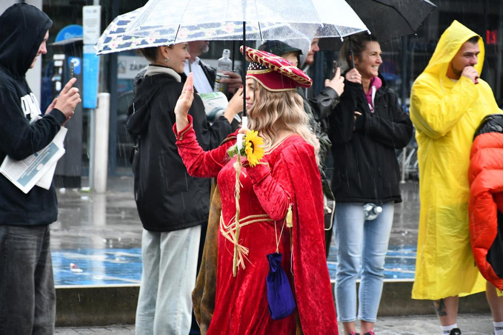 Z parasolami, w kurtkach przeciwdeszczowych  [FOTO]
