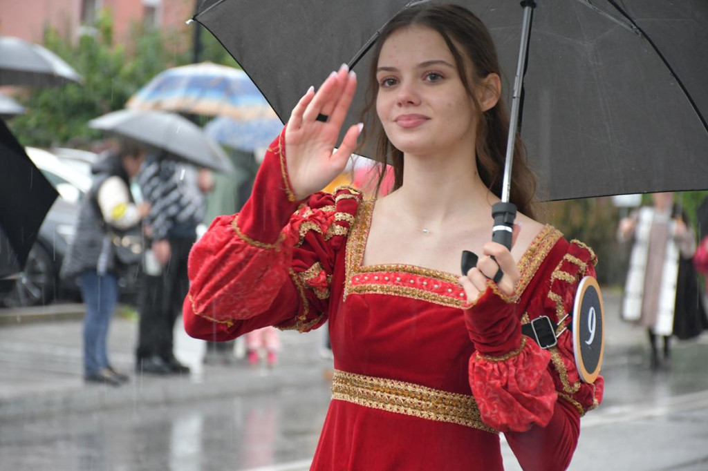 Z parasolami, w kurtkach przeciwdeszczowych  [FOTO]