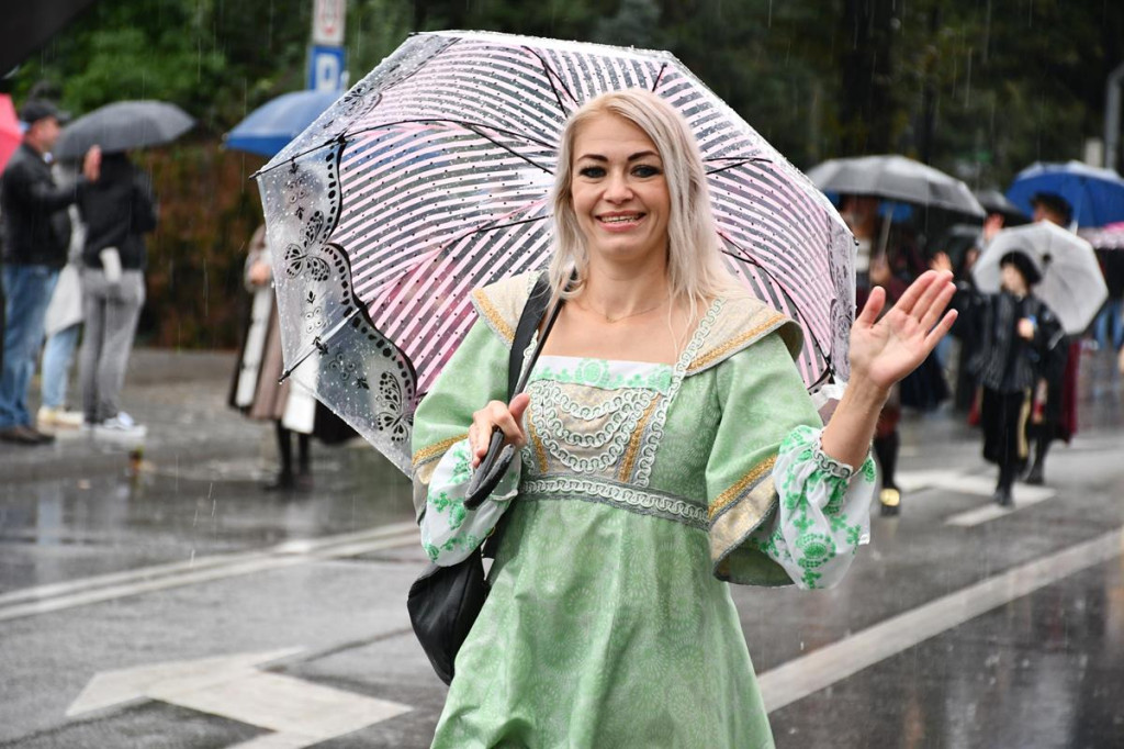 Z parasolami, w kurtkach przeciwdeszczowych  [FOTO]