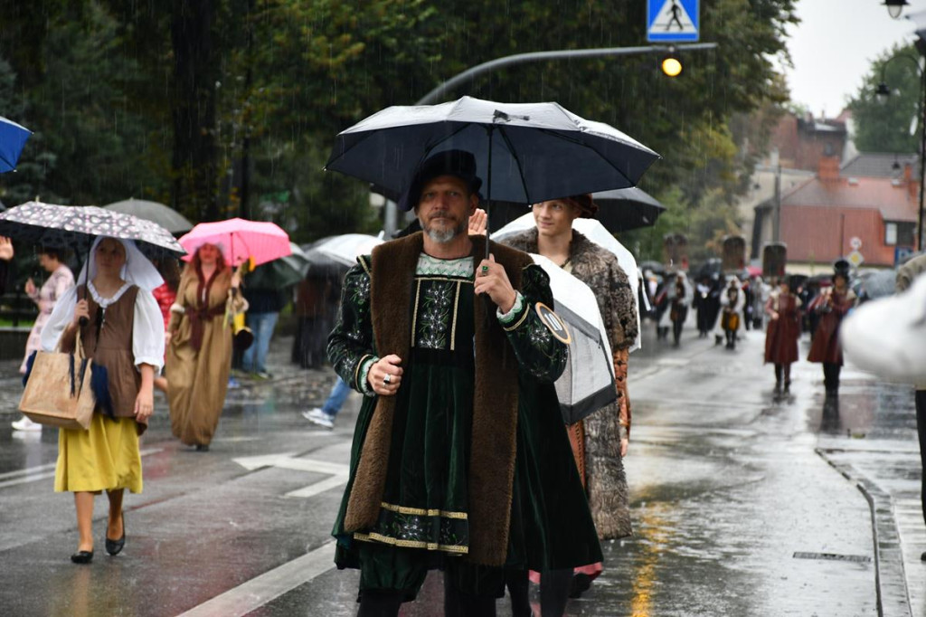 Z parasolami, w kurtkach przeciwdeszczowych  [FOTO]