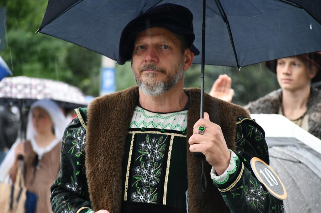 Z parasolami, w kurtkach przeciwdeszczowych  [FOTO]