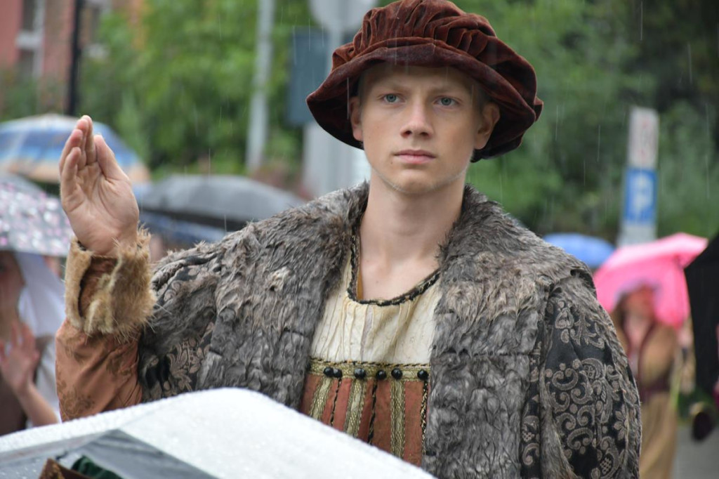 Z parasolami, w kurtkach przeciwdeszczowych  [FOTO]