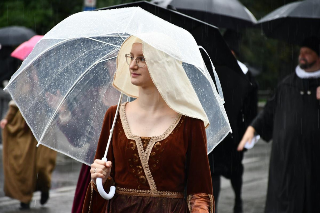 Z parasolami, w kurtkach przeciwdeszczowych  [FOTO]