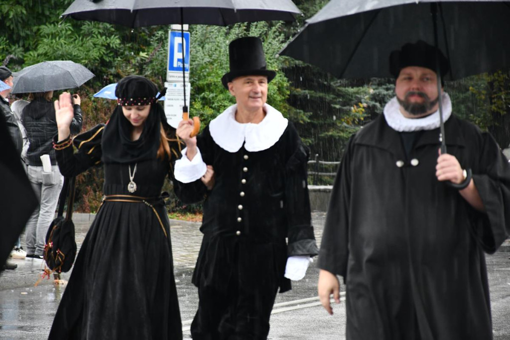 Z parasolami, w kurtkach przeciwdeszczowych  [FOTO]