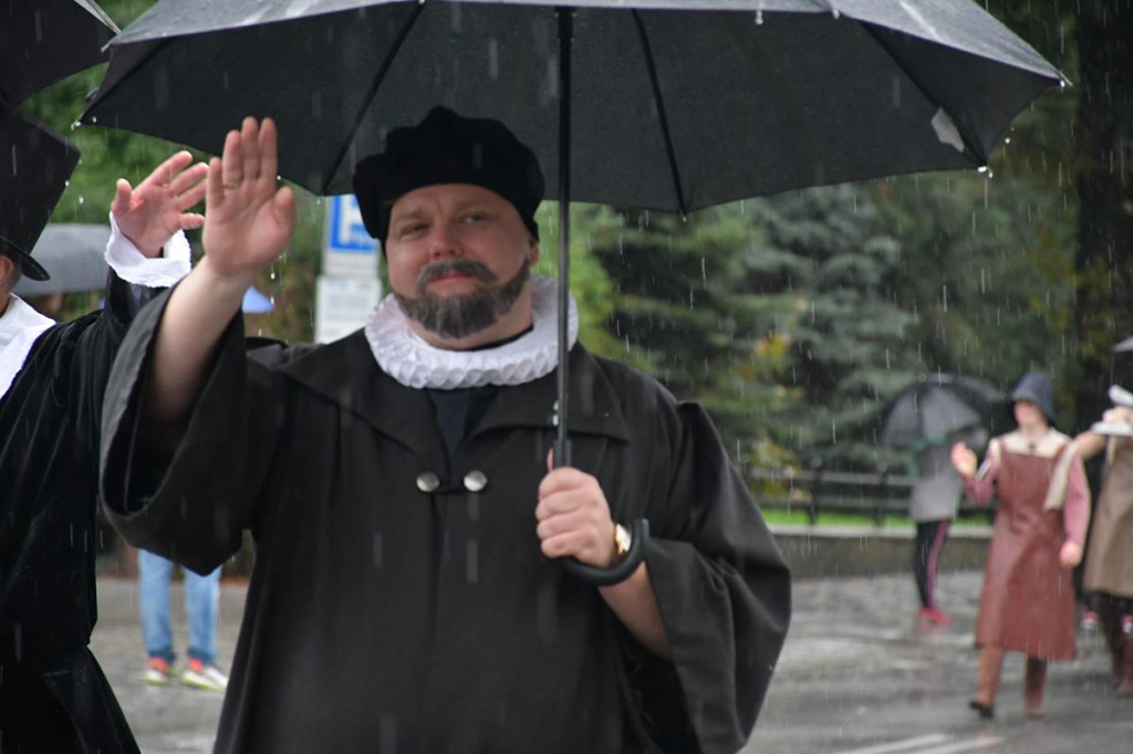 Z parasolami, w kurtkach przeciwdeszczowych  [FOTO]