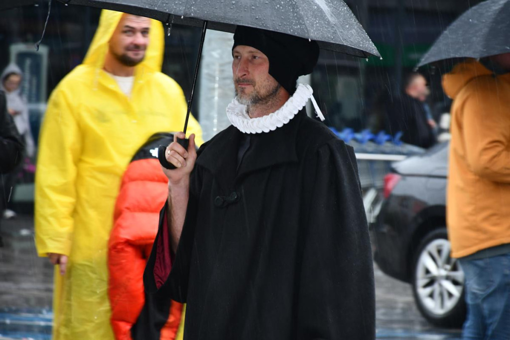 Z parasolami, w kurtkach przeciwdeszczowych  [FOTO]