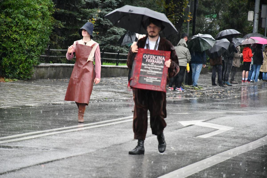 Z parasolami, w kurtkach przeciwdeszczowych  [FOTO]