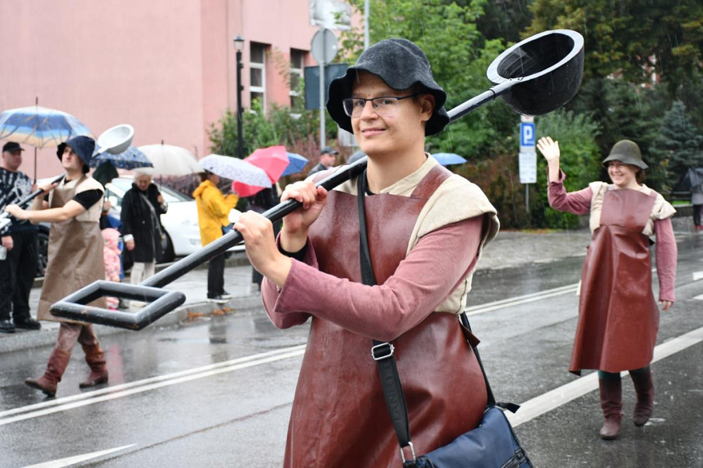 Z parasolami, w kurtkach przeciwdeszczowych  [FOTO]