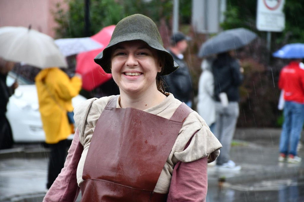 Z parasolami, w kurtkach przeciwdeszczowych  [FOTO]