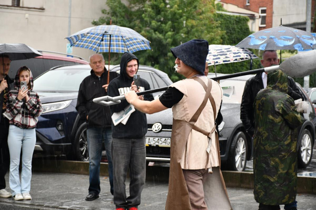 Z parasolami, w kurtkach przeciwdeszczowych  [FOTO]