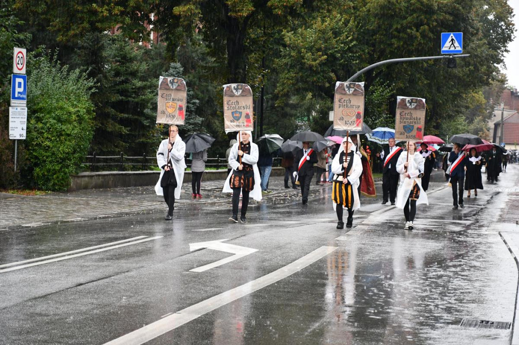Z parasolami, w kurtkach przeciwdeszczowych  [FOTO]