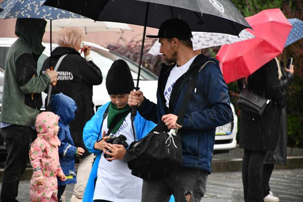 Z parasolami, w kurtkach przeciwdeszczowych  [FOTO]