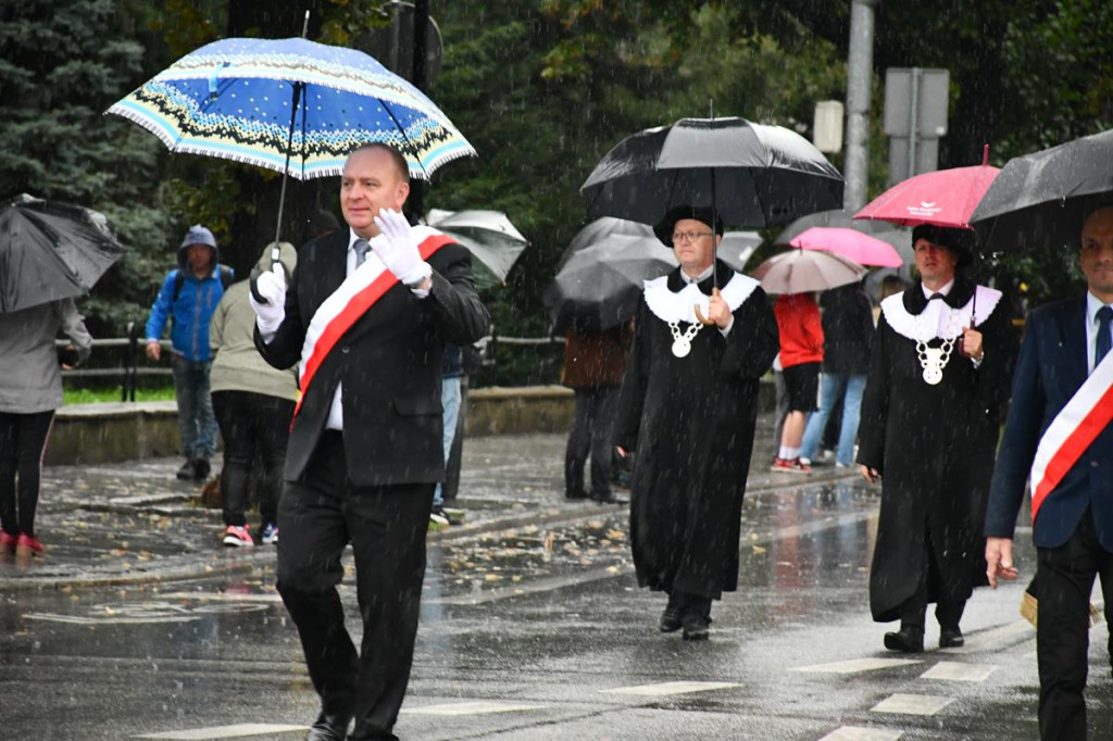 Z parasolami, w kurtkach przeciwdeszczowych  [FOTO]