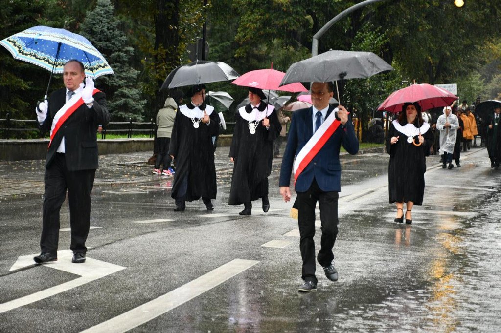 Z parasolami, w kurtkach przeciwdeszczowych  [FOTO]