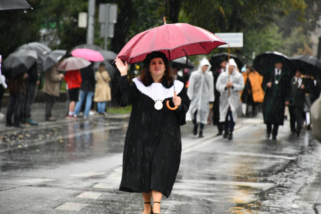 Z parasolami, w kurtkach przeciwdeszczowych  [FOTO]