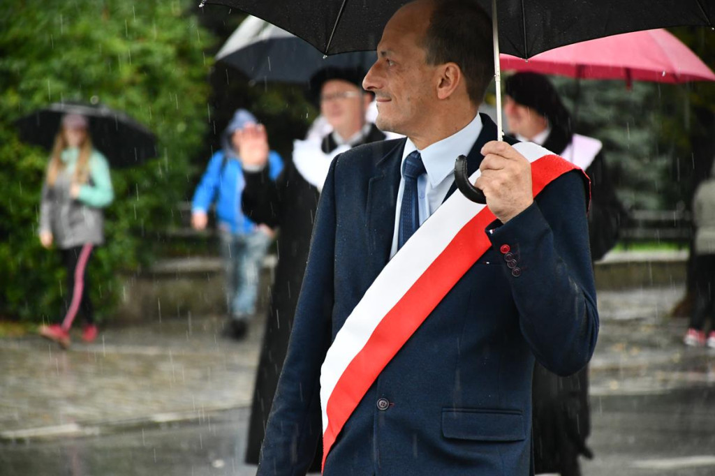 Z parasolami, w kurtkach przeciwdeszczowych  [FOTO]