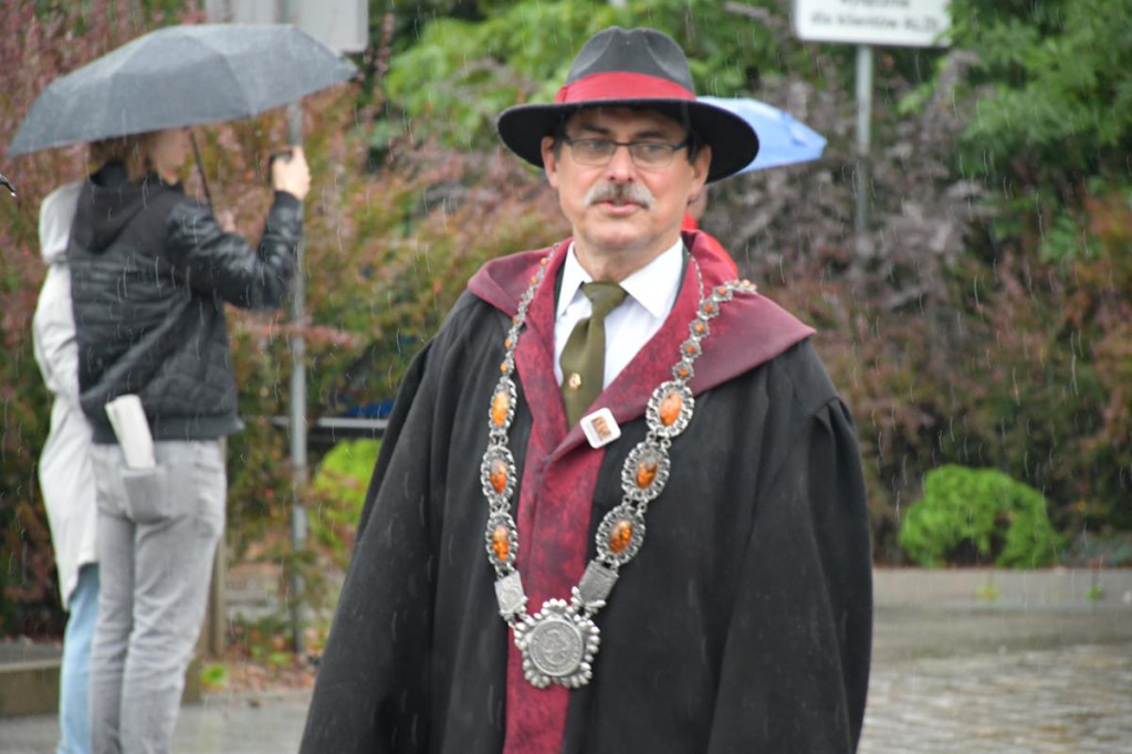 Z parasolami, w kurtkach przeciwdeszczowych  [FOTO]