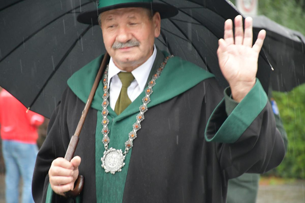 Z parasolami, w kurtkach przeciwdeszczowych  [FOTO]