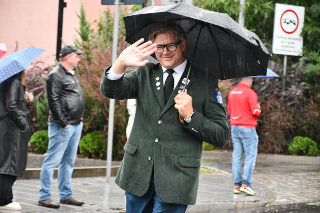 Z parasolami, w kurtkach przeciwdeszczowych  [FOTO]