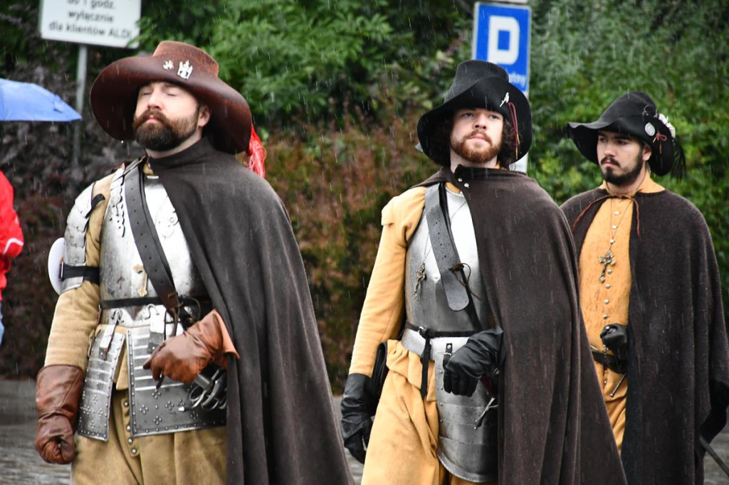 Z parasolami, w kurtkach przeciwdeszczowych  [FOTO]