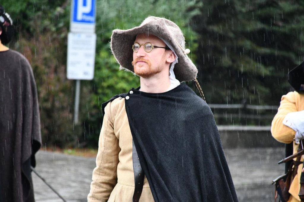 Z parasolami, w kurtkach przeciwdeszczowych  [FOTO]