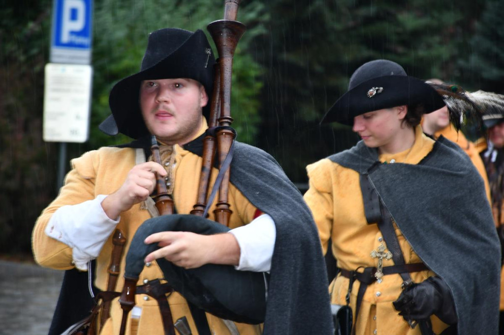 Z parasolami, w kurtkach przeciwdeszczowych  [FOTO]