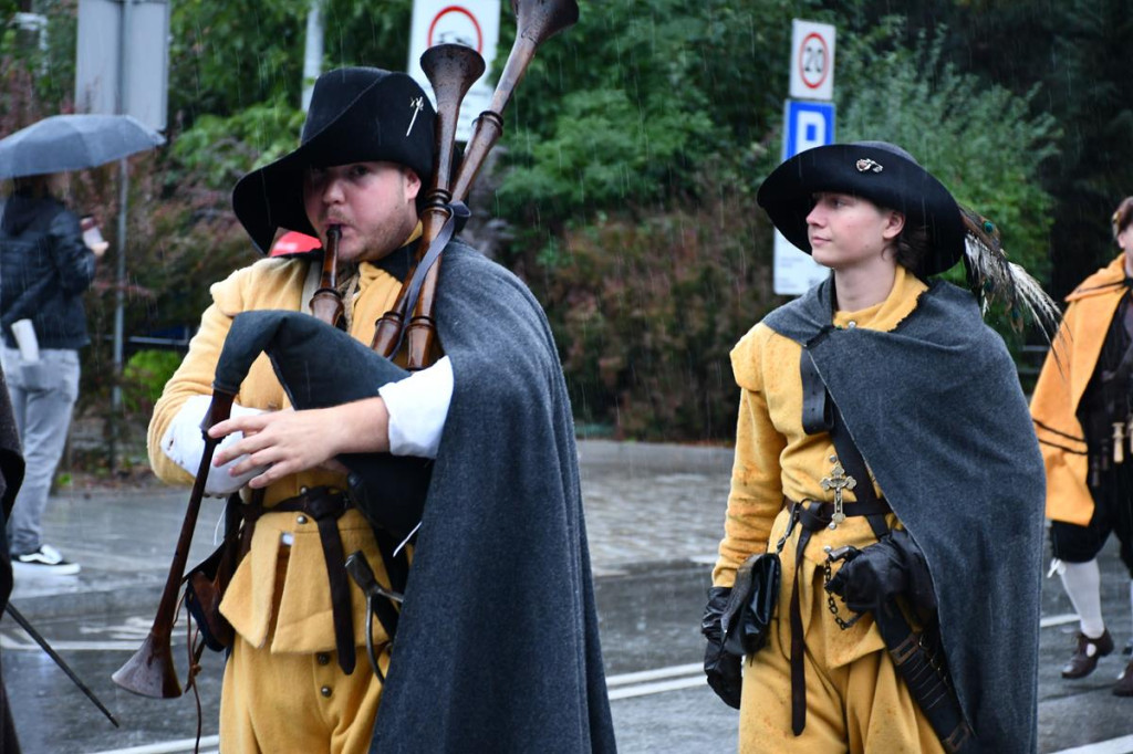 Z parasolami, w kurtkach przeciwdeszczowych  [FOTO]