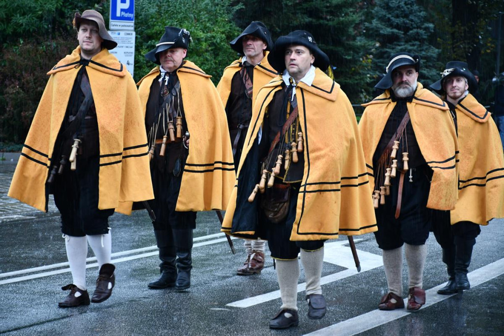 Z parasolami, w kurtkach przeciwdeszczowych  [FOTO]