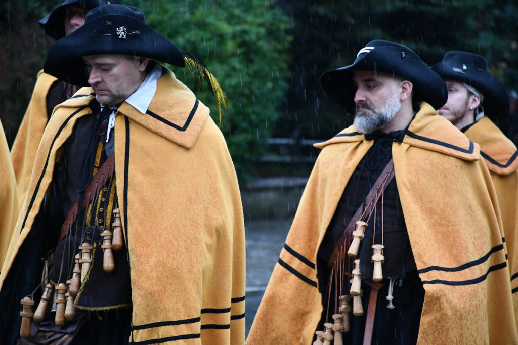 Z parasolami, w kurtkach przeciwdeszczowych  [FOTO]