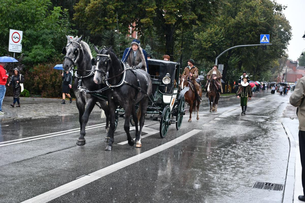 Z parasolami, w kurtkach przeciwdeszczowych  [FOTO]