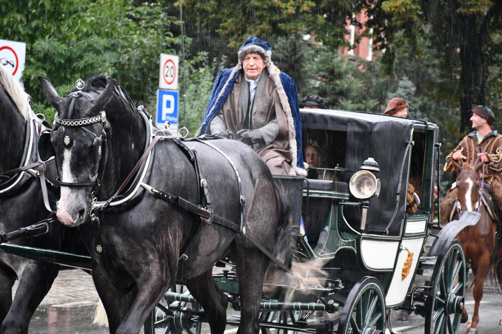 Z parasolami, w kurtkach przeciwdeszczowych  [FOTO]