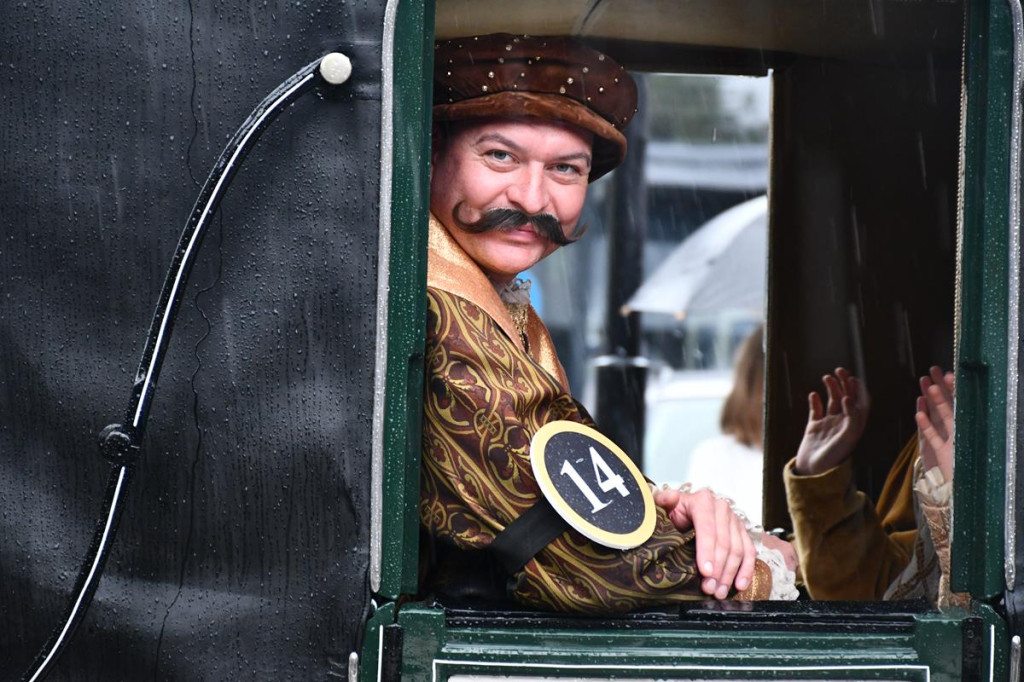 Z parasolami, w kurtkach przeciwdeszczowych  [FOTO]