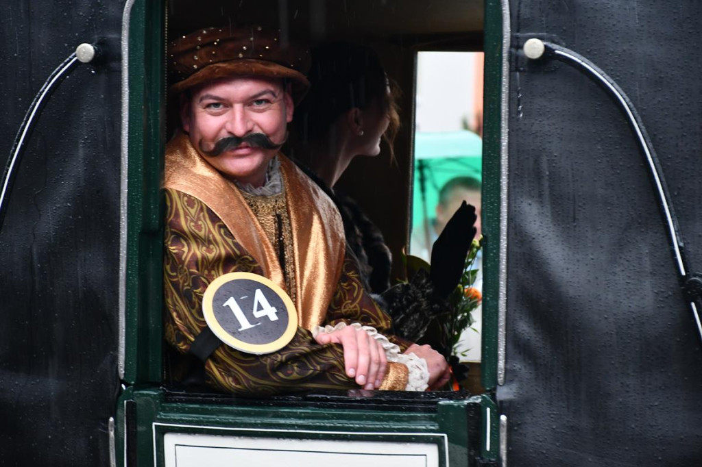 Z parasolami, w kurtkach przeciwdeszczowych  [FOTO]