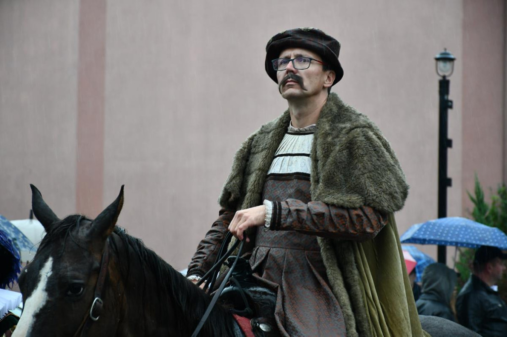 Z parasolami, w kurtkach przeciwdeszczowych  [FOTO]