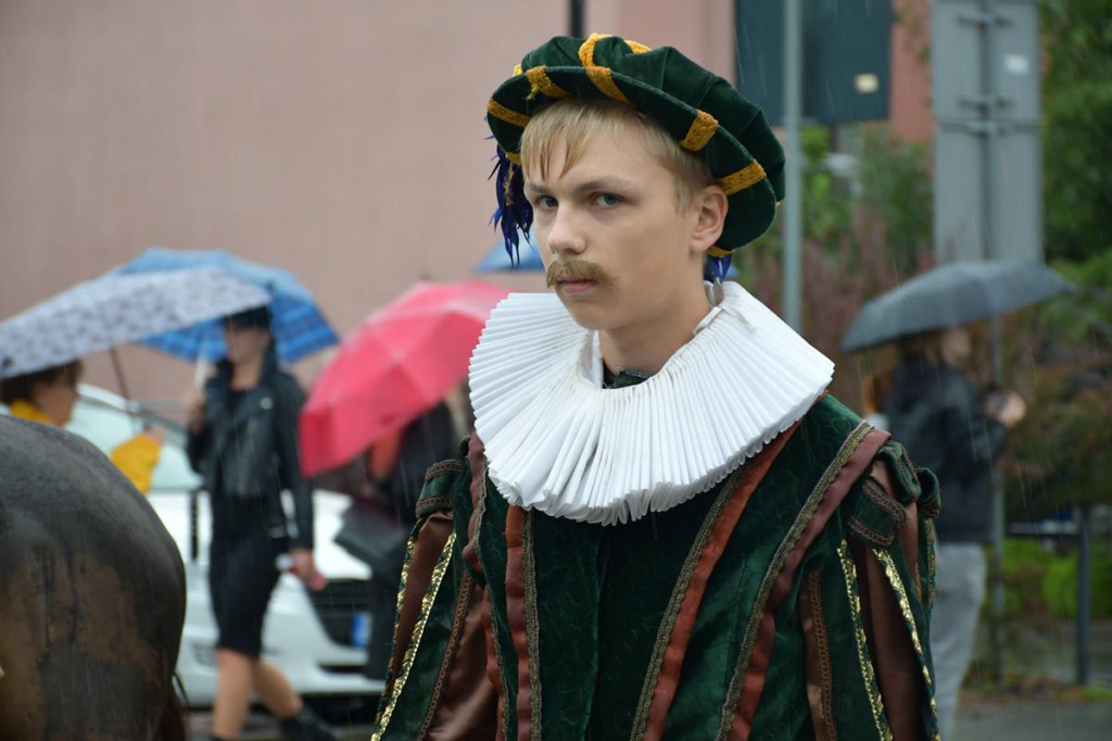 Z parasolami, w kurtkach przeciwdeszczowych  [FOTO]