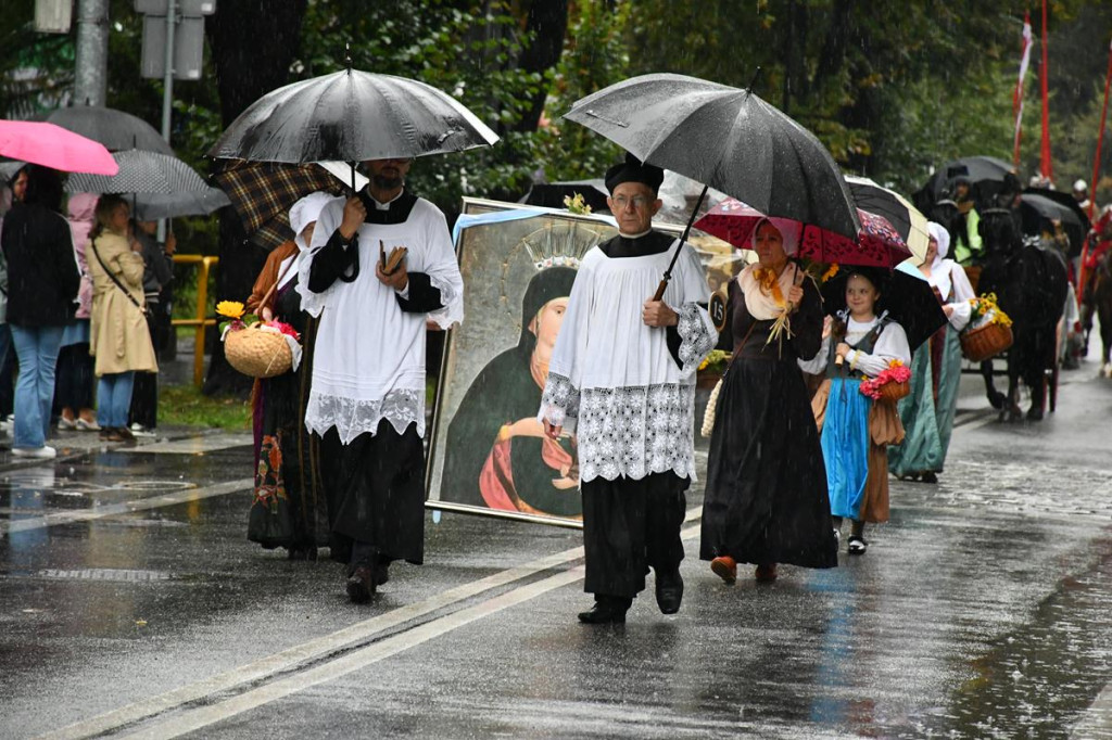 Z parasolami, w kurtkach przeciwdeszczowych  [FOTO]