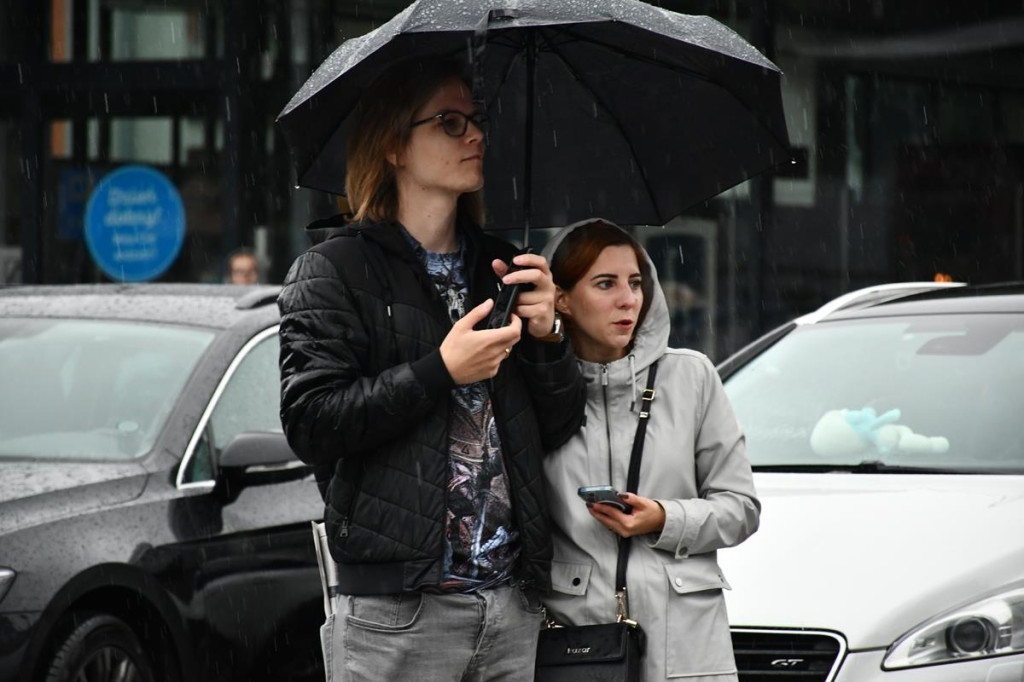 Z parasolami, w kurtkach przeciwdeszczowych  [FOTO]