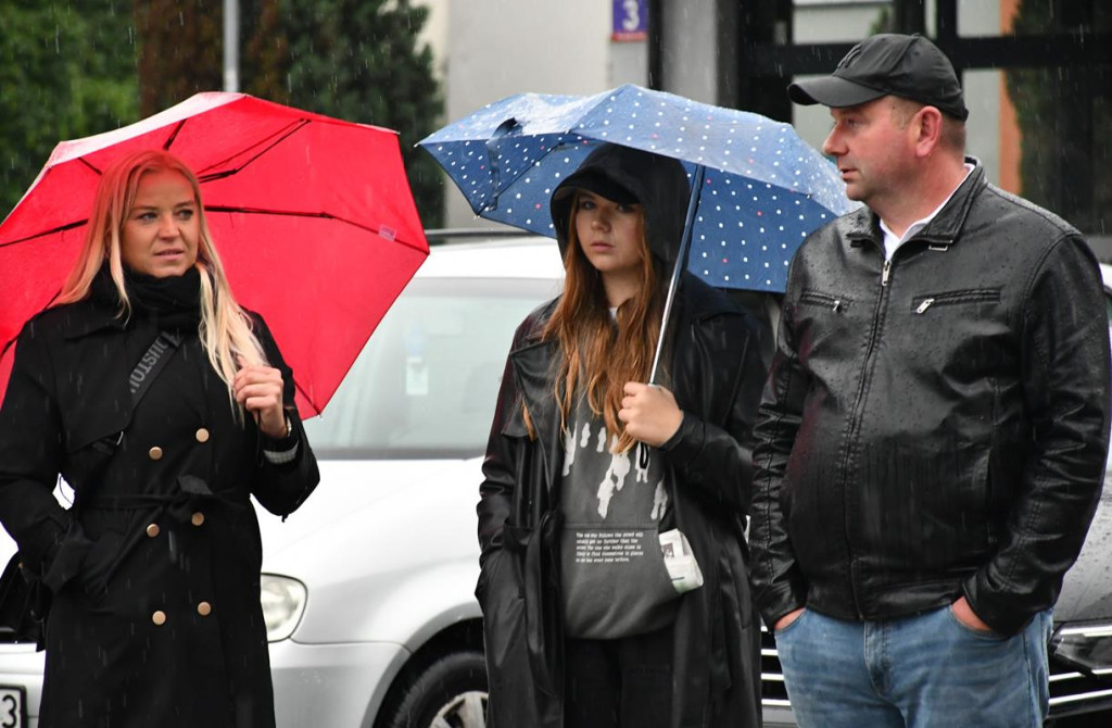 Z parasolami, w kurtkach przeciwdeszczowych  [FOTO]