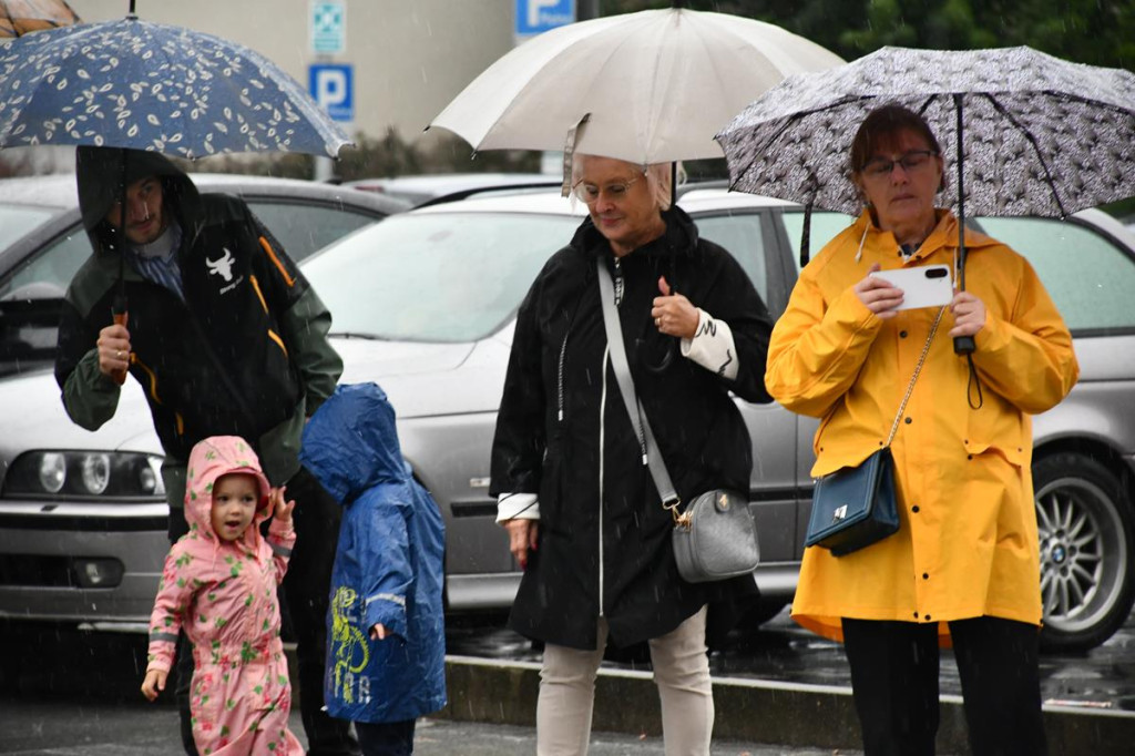 Z parasolami, w kurtkach przeciwdeszczowych  [FOTO]