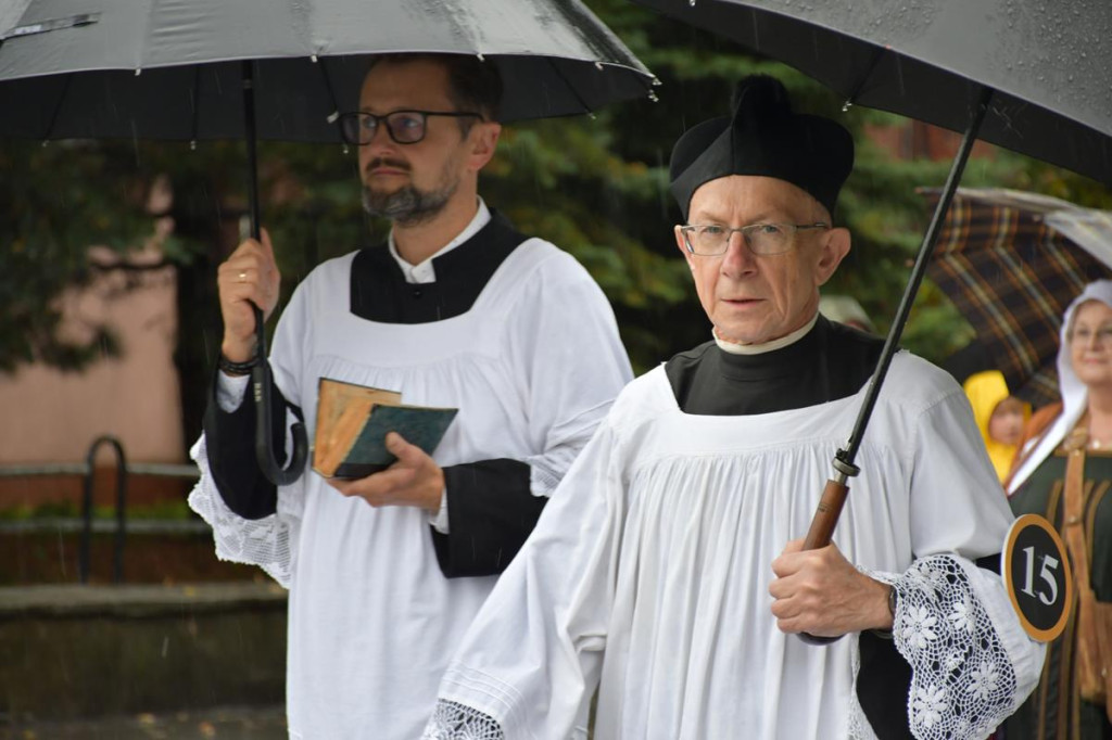 Z parasolami, w kurtkach przeciwdeszczowych  [FOTO]